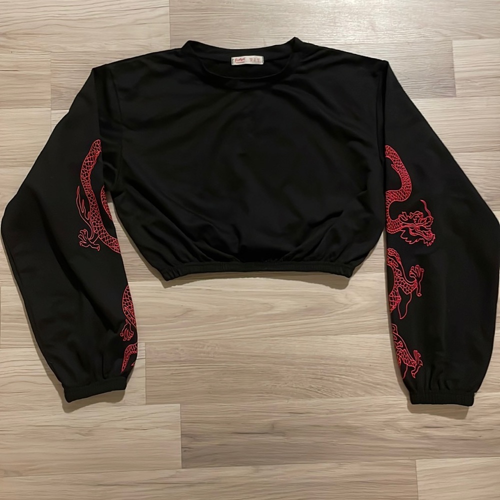Black cropped shirt with dragon design on both arms